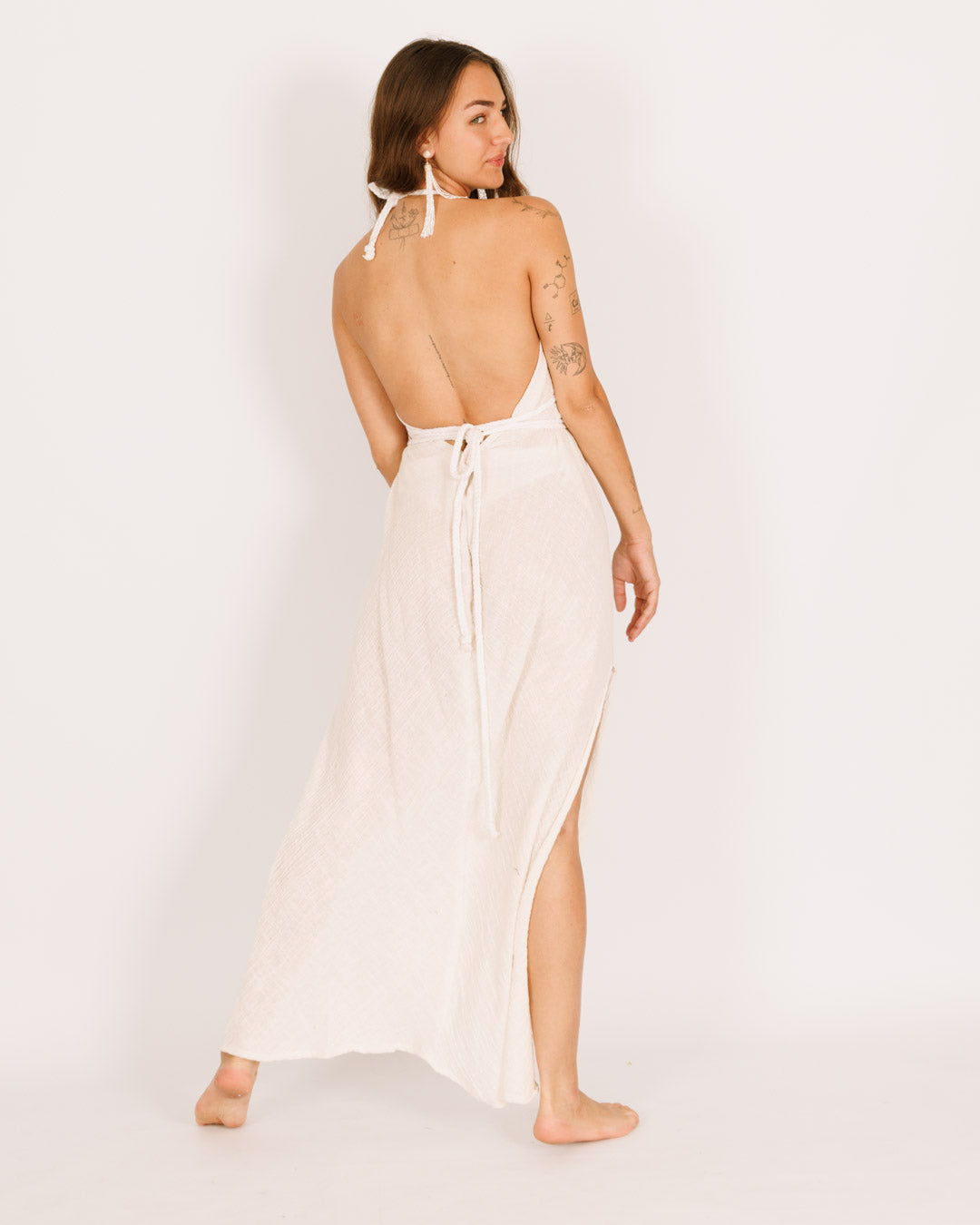 שמלת מקסי לבנה צמות, ללא שרוול