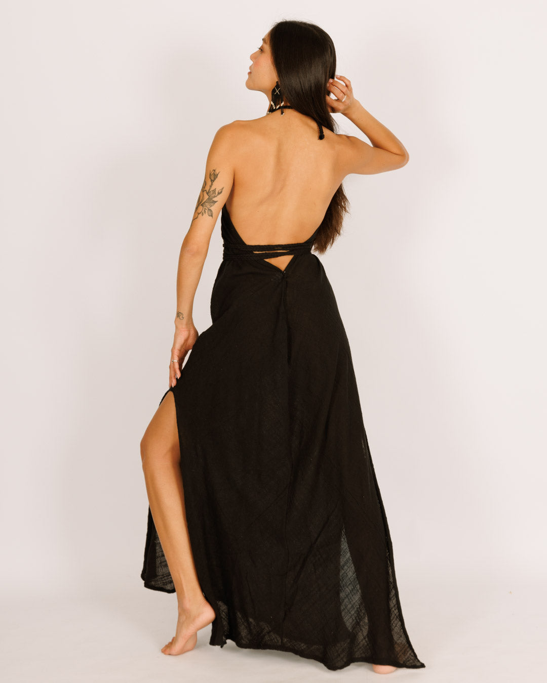 שמלת מקסי שחורה צמות, ללא שרוול