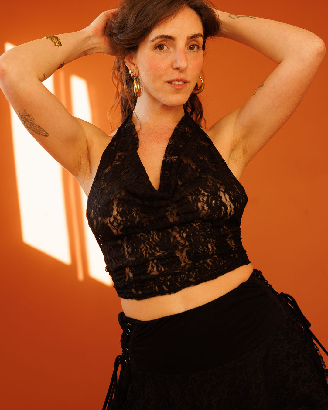 טופ תחרה פרחוני שחור קולר, גב פתוח שקוף