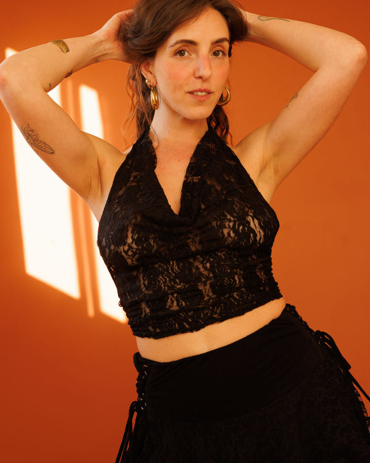 טופ תחרה פרחוני שחור קולר, גב פתוח שקוף