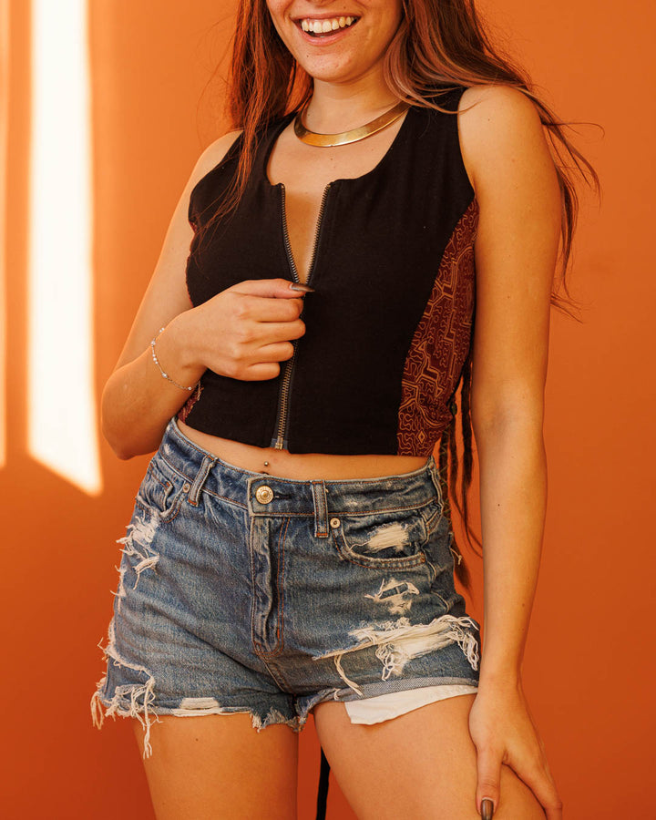 טופ כותנת לייקרה שחור עם רוכסן, גב קשירת מחוך, הדפס שיפיבו סגול