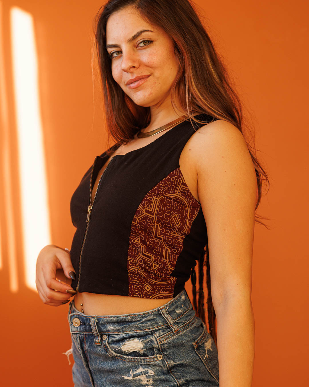 טופ כותנת לייקרה שחור עם רוכסן, גב קשירת מחוך, הדפס שיפיבו סגול