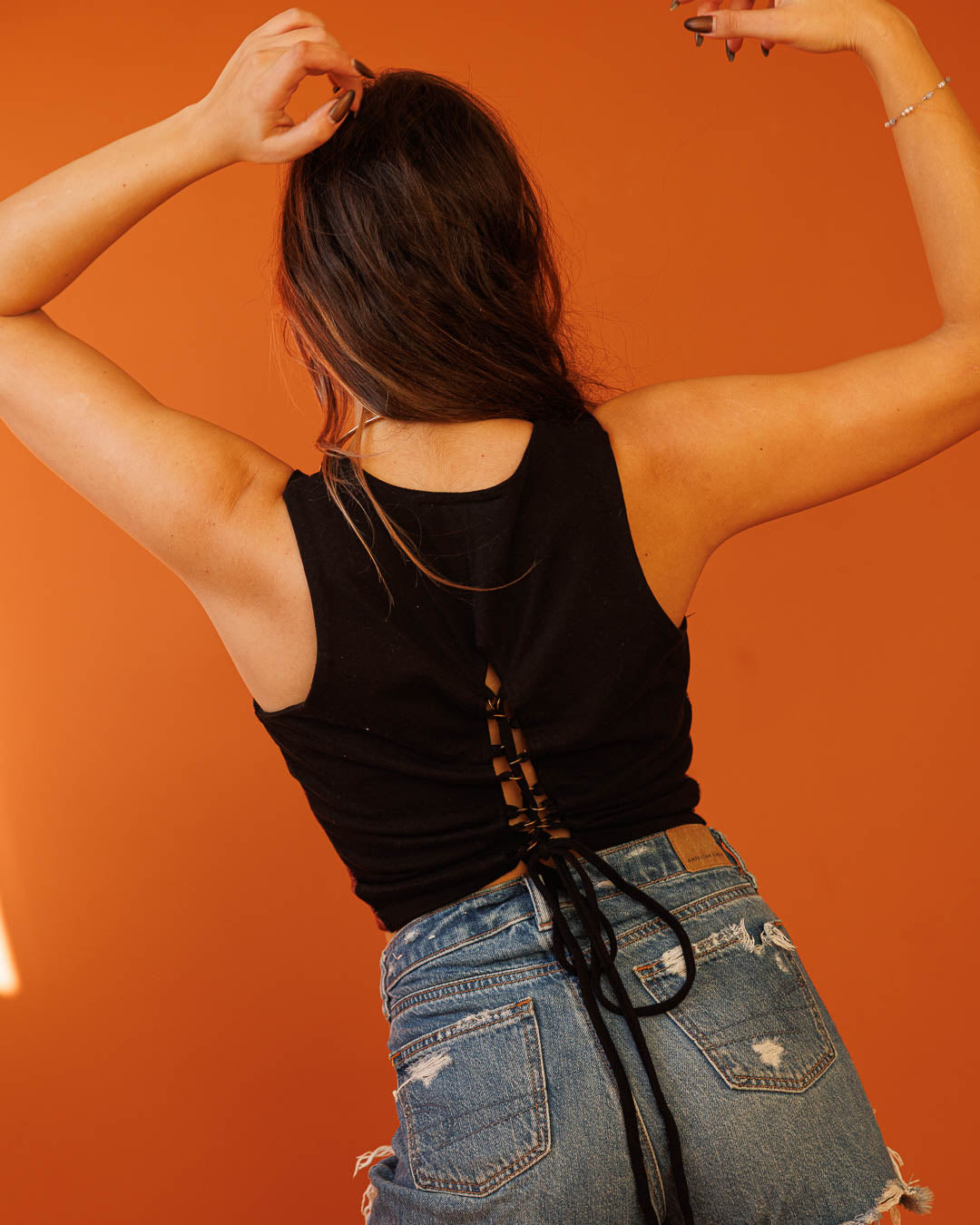 טופ כותנת לייקרה שחור עם רוכסן, גב קשירת מחוך, הדפס שיפיבו סגול