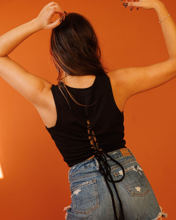 טופ כותנת לייקרה שחור עם רוכסן, גב קשירת מחוך, הדפס שיפיבו סגול