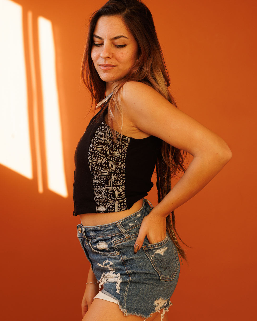 טופ כותנת לייקרה שחור עם רוכסן, גב קשירת מחוך, הדפס שיפיבו כסוף