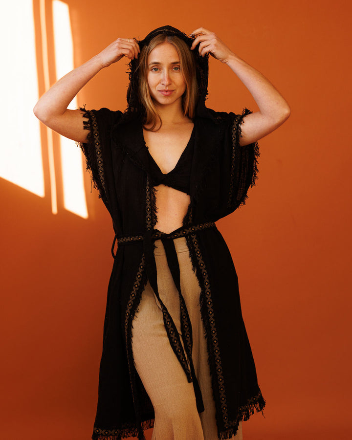 קימונו כותנה דקה קצר, מידי שחור, עם קפוצון ועיטור גיאומטרי בשוליים לאישה