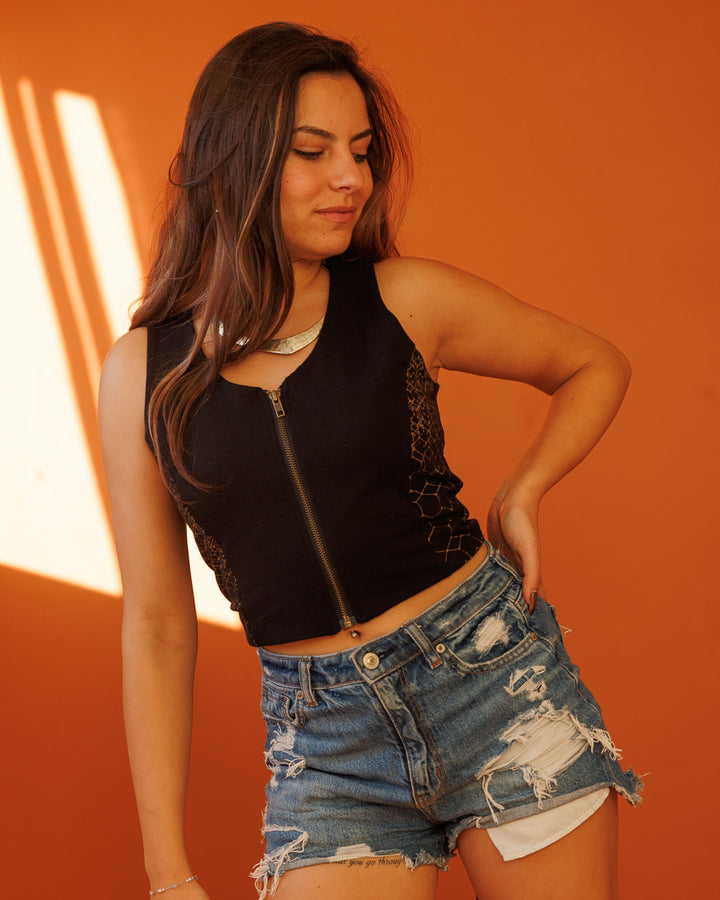 טופ כותנת לייקרה שחור עם רוכסן, גב קשירת מחוך, הדפס שיפיבו זהב