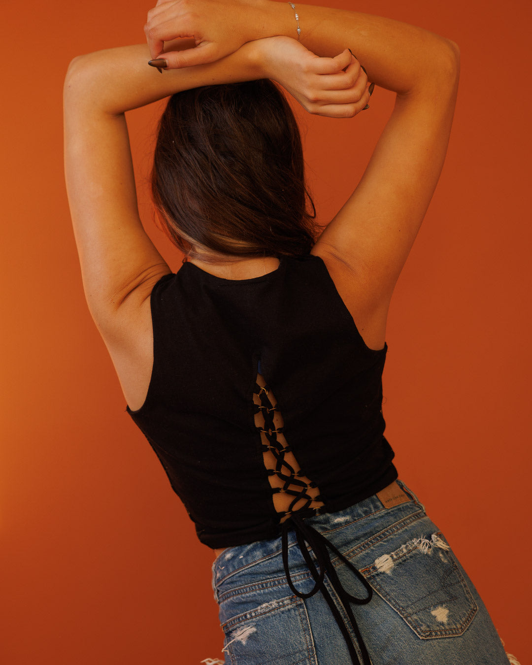 טופ כותנת לייקרה שחור עם רוכסן, גב קשירת מחוך, הדפס שיפיבו זהב