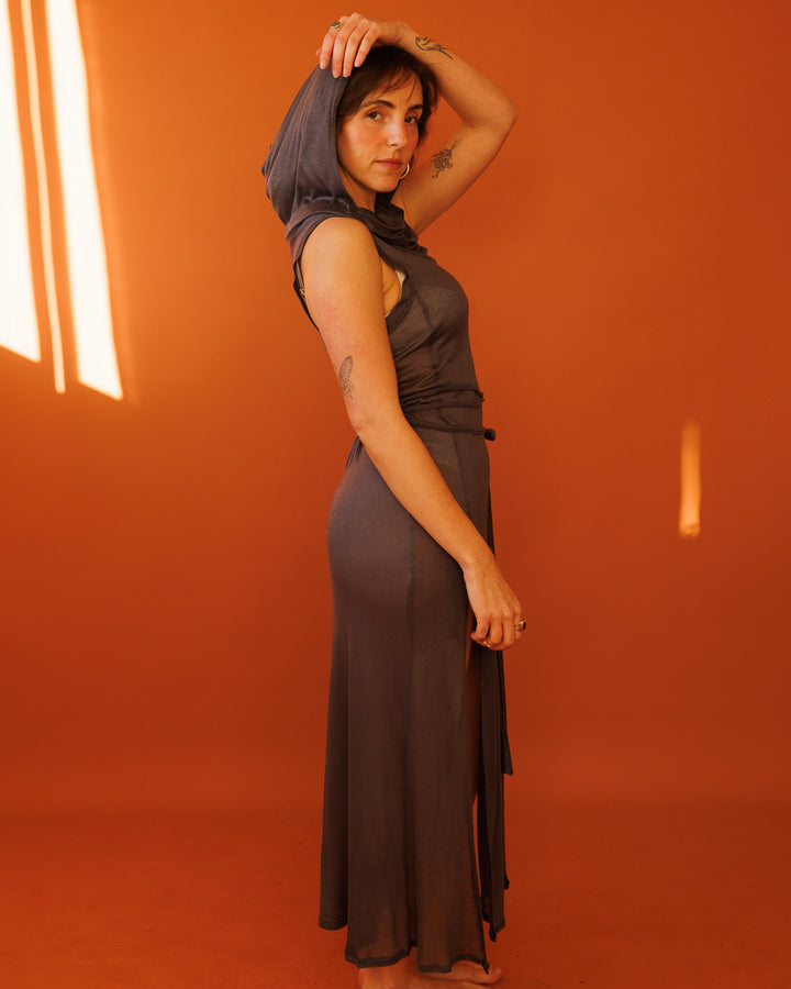 שמלת לייקרה ויסקוז אפורה, עם קפוצון, צווארון, שסעים קדמיים וחגורת בטן