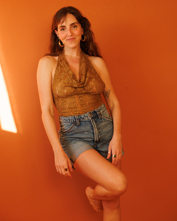 טופ תחרה פרחוני ירוק זית קולר, גב פתוח שקוף