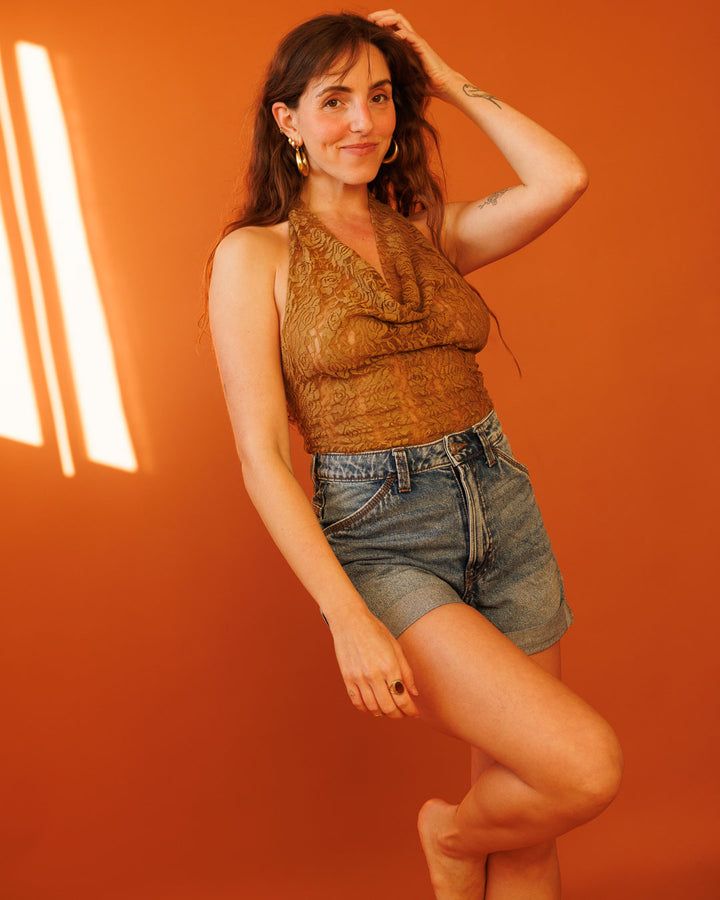 טופ תחרה פרחוני ירוק זית קולר, גב פתוח שקוף