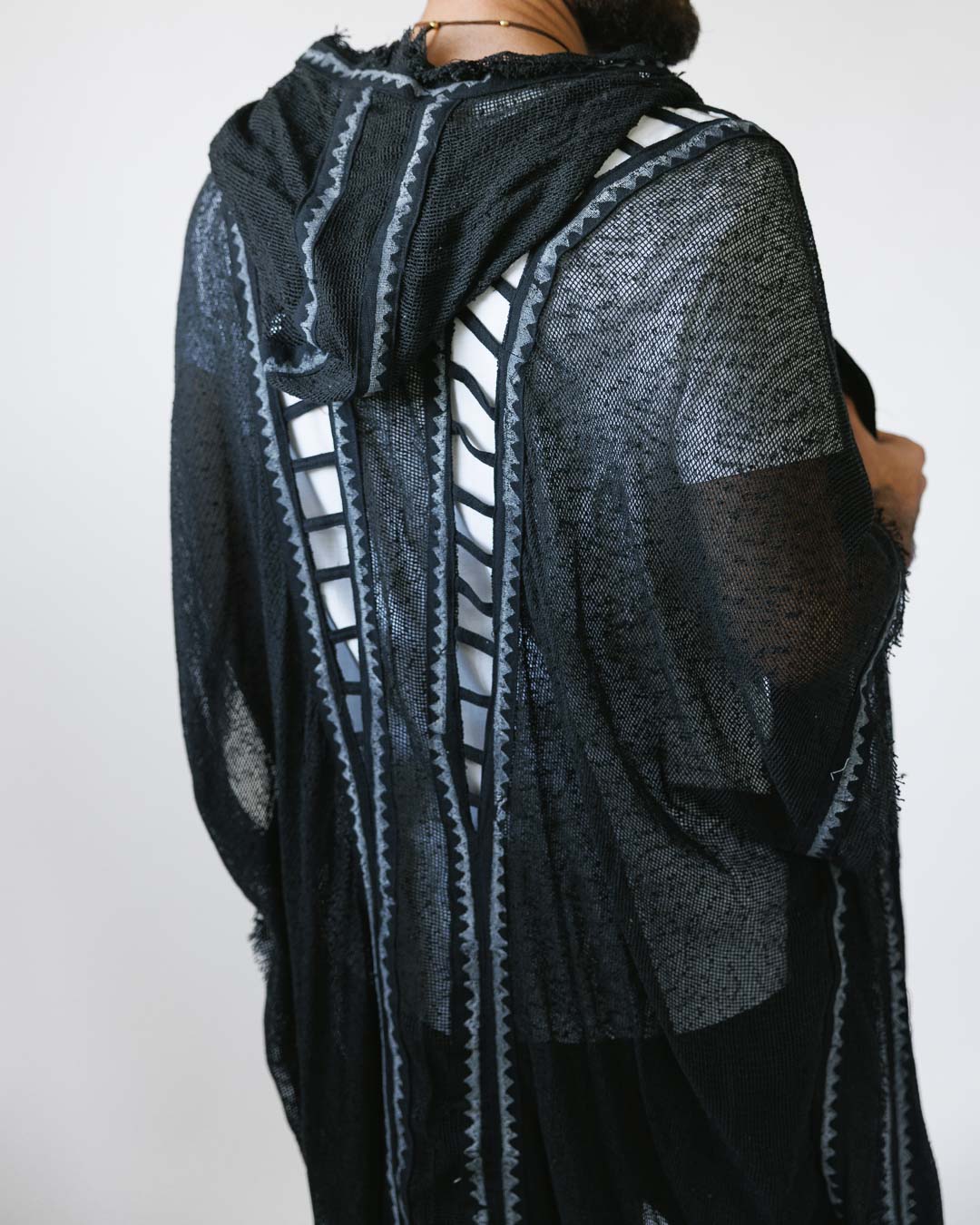 קימונו כותנת רשת שחור, בהדפס חותמות עץ ידני,  וחיתוכי סולם לצידי הגוף לגבר