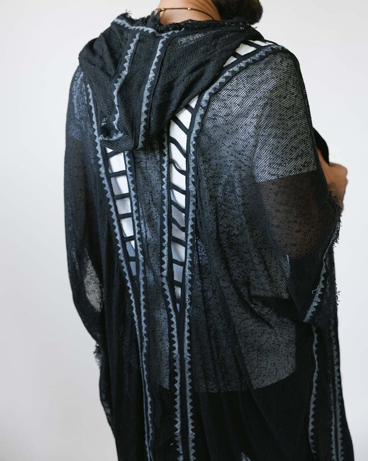 קימונו כותנת רשת שחור, בהדפס חותמות עץ ידני,  וחיתוכי סולם לצידי הגוף לגבר