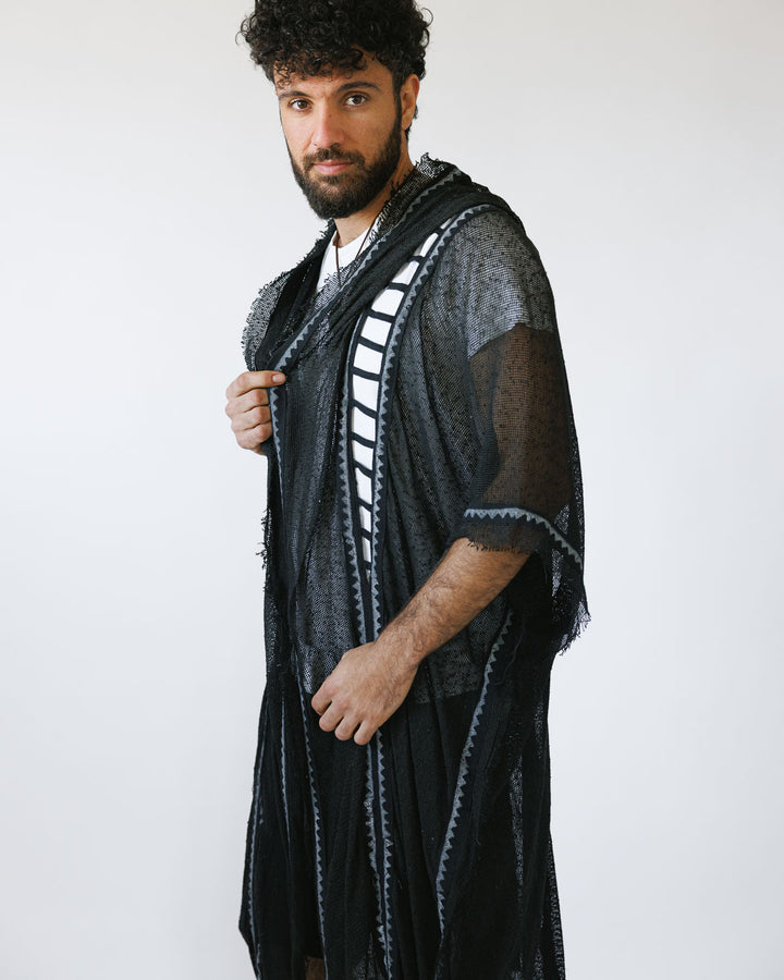 קימונו כותנת רשת שחור, בהדפס חותמות עץ ידני,  וחיתוכי סולם לצידי הגוף לגבר