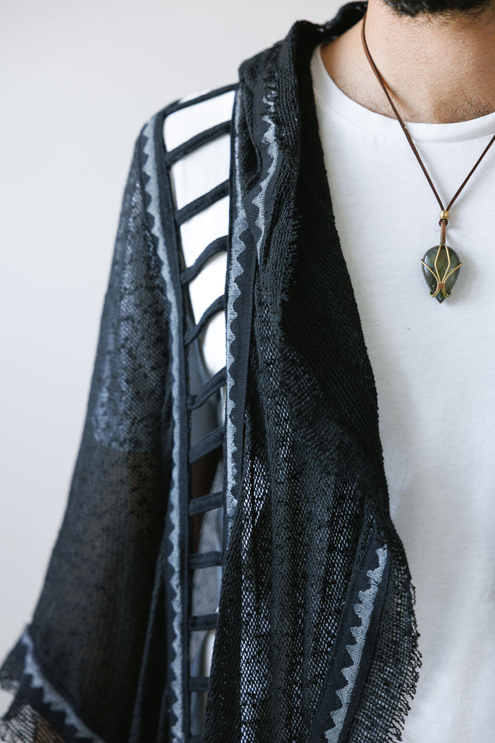 קימונו כותנת רשת שחור, בהדפס חותמות עץ ידני,  וחיתוכי סולם לצידי הגוף לגבר