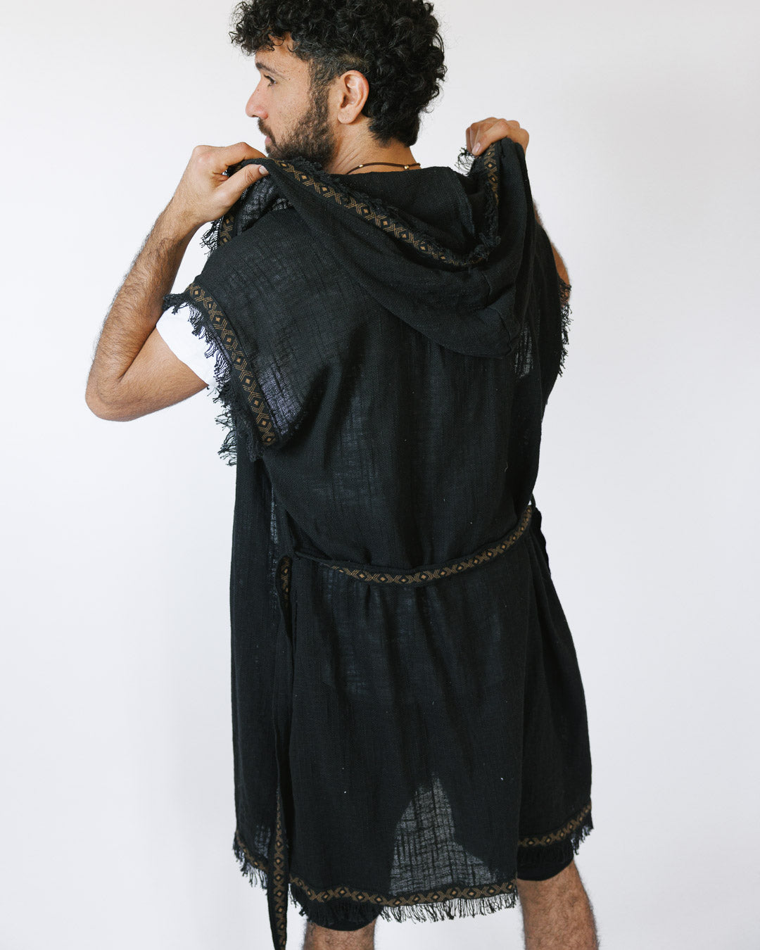 קימונו כותנה דקה קצר, מידי שחור, עם קפוצון ועיטור גיאומטרי בשוליים לגבר