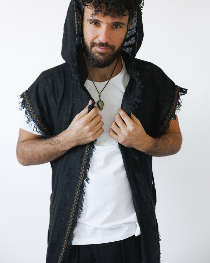 קימונו כותנה דקה קצר, מידי שחור, עם קפוצון ועיטור גיאומטרי בשוליים לגבר