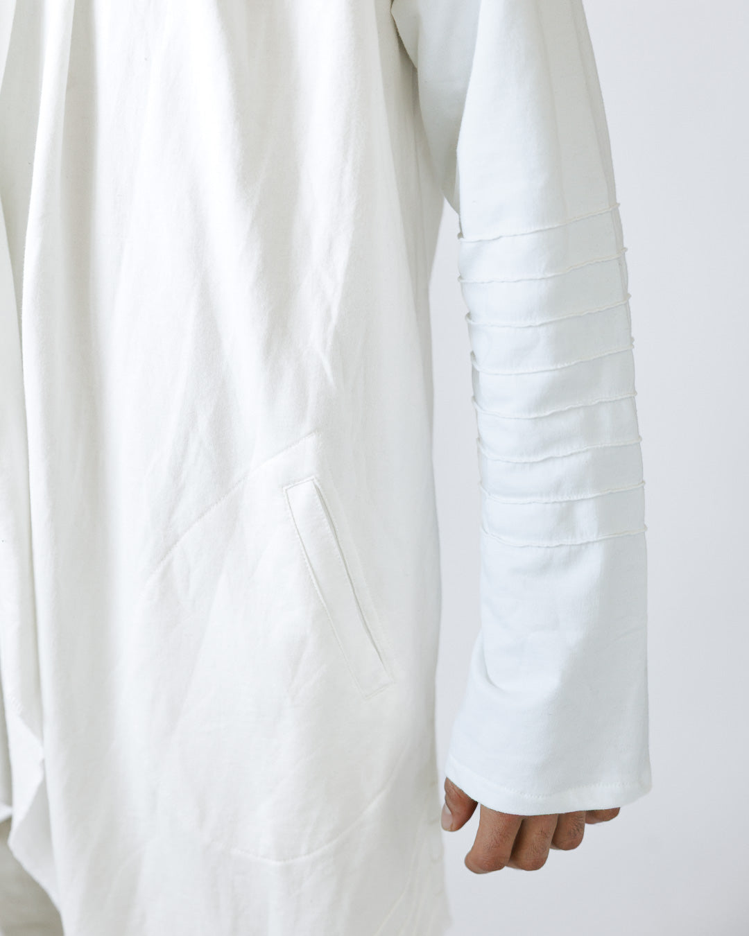 קימונו כותנה לבן עם צווארון שופע, עיטור פסים בקצוות, שרוול וגב לגבר