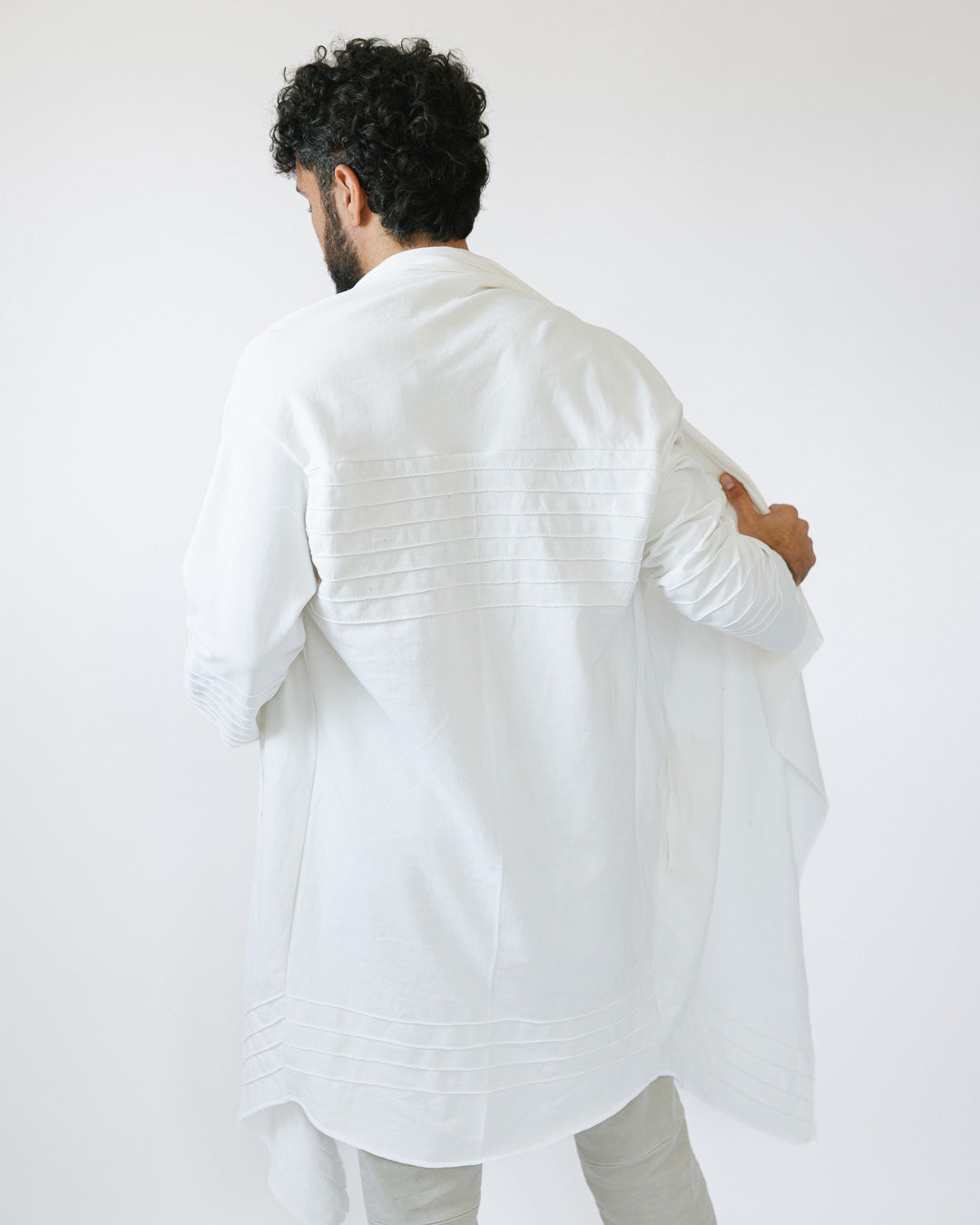 קימונו כותנה לבן עם צווארון שופע, עיטור פסים בקצוות, שרוול וגב לגבר