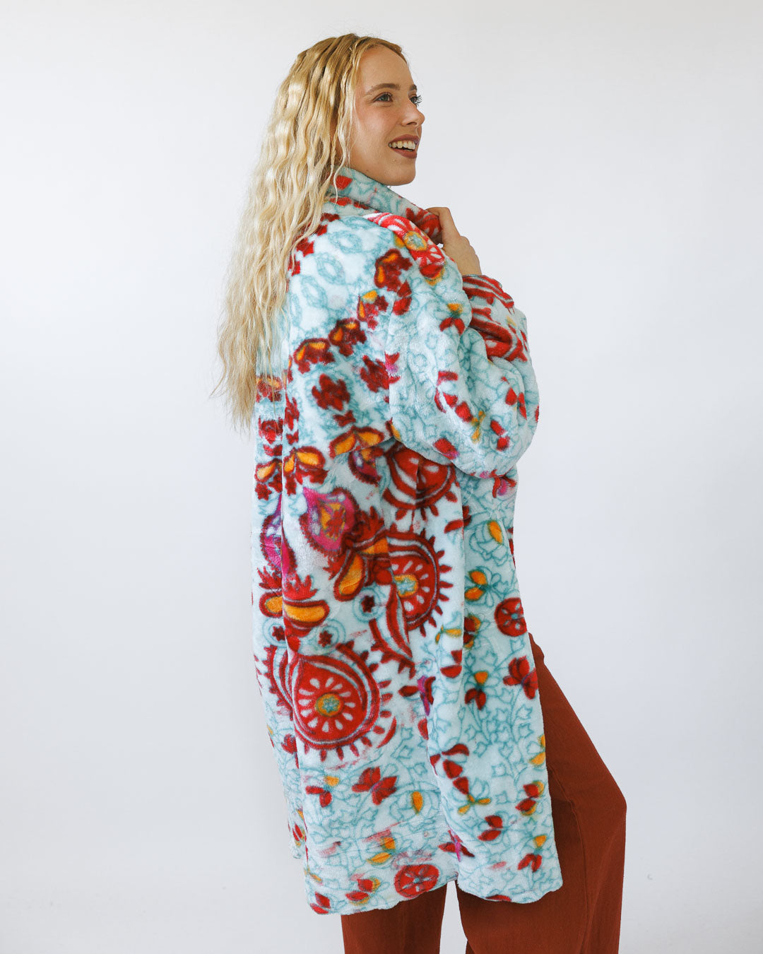 מעיל שמיכה פליז לאישה – מעיל ארוך רך ומחמם -תכלת פרחוני מדלות אדומות