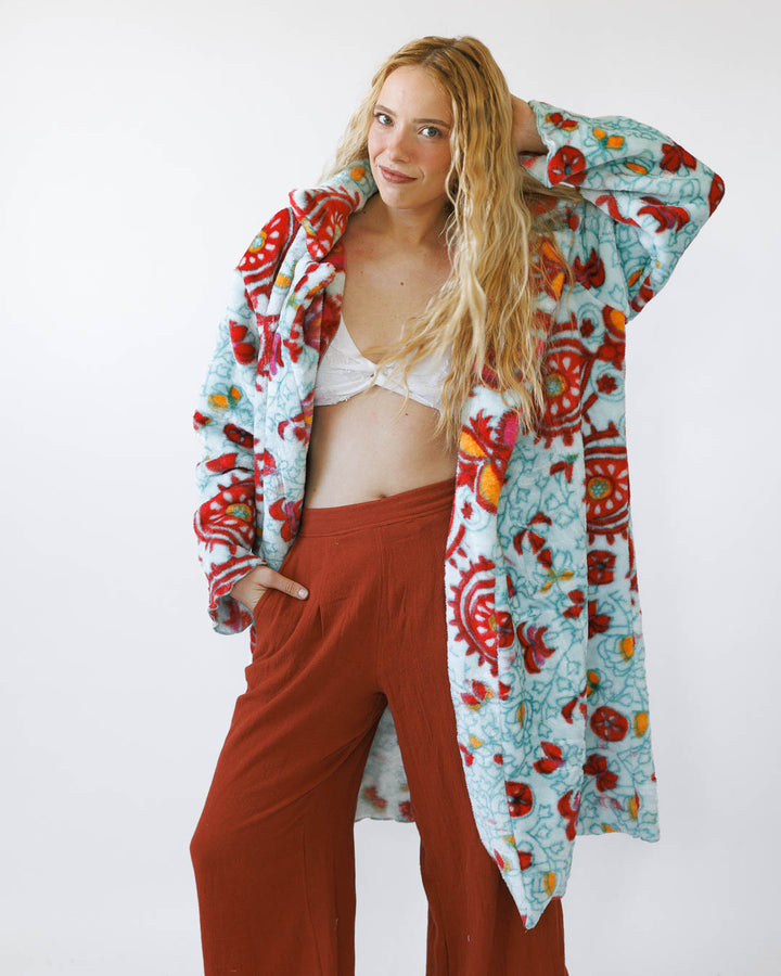 מעיל שמיכה פליז לאישה – מעיל ארוך רך ומחמם -תכלת פרחוני מדלות אדומות