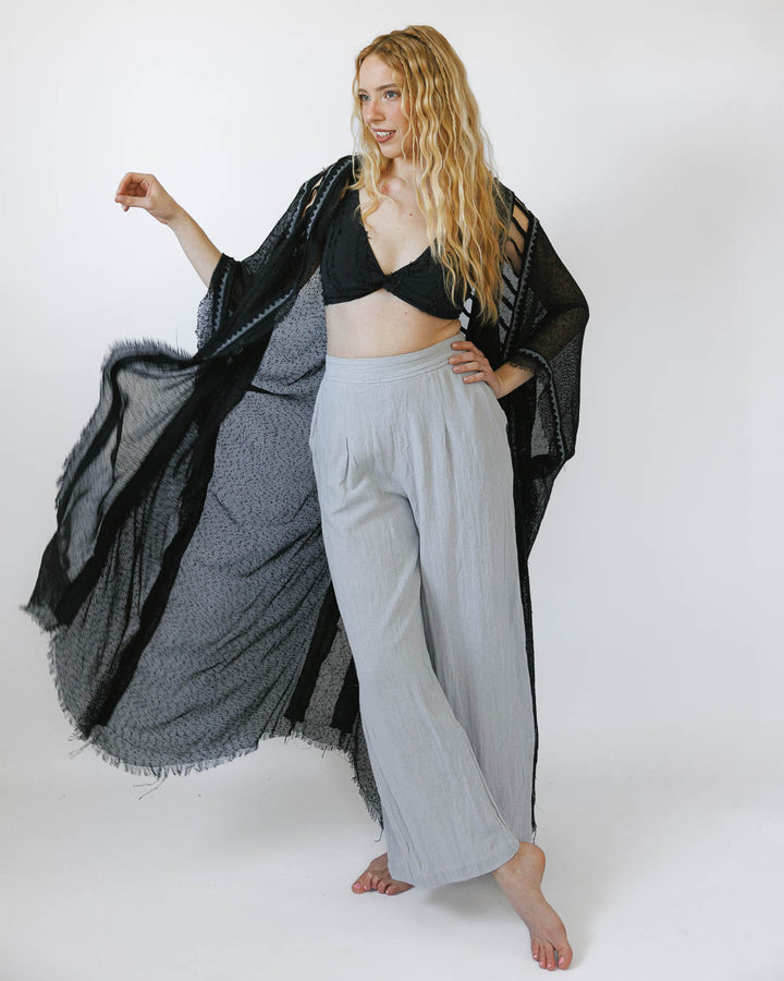 קימונו כותנת רשת שחור, בהדפס חותמות עץ ידני,  וחיתוכי סולם לצידי הגוף לאישה