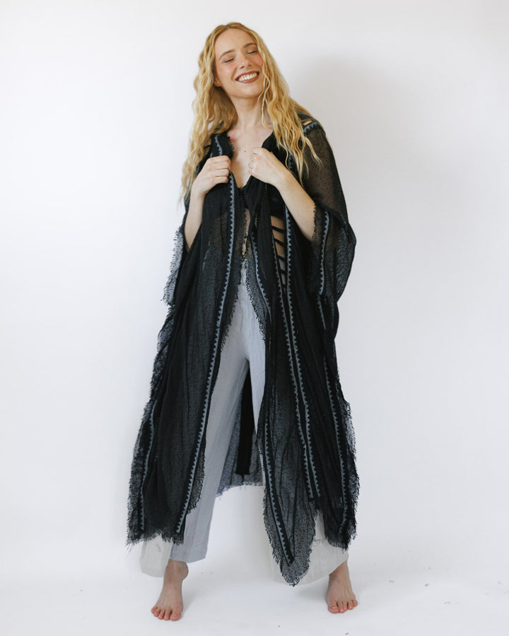 קימונו כותנת רשת שחור, בהדפס חותמות עץ ידני,  וחיתוכי סולם לצידי הגוף לאישה