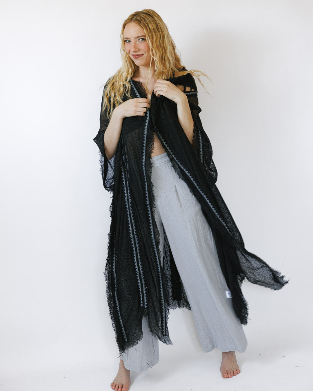 קימונו כותנת רשת שחור, בהדפס חותמות עץ ידני,  וחיתוכי סולם לצידי הגוף לאישה