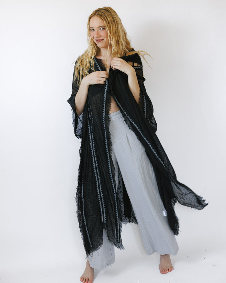 קימונו כותנת רשת שחור, בהדפס חותמות עץ ידני,  וחיתוכי סולם לצידי הגוף לאישה