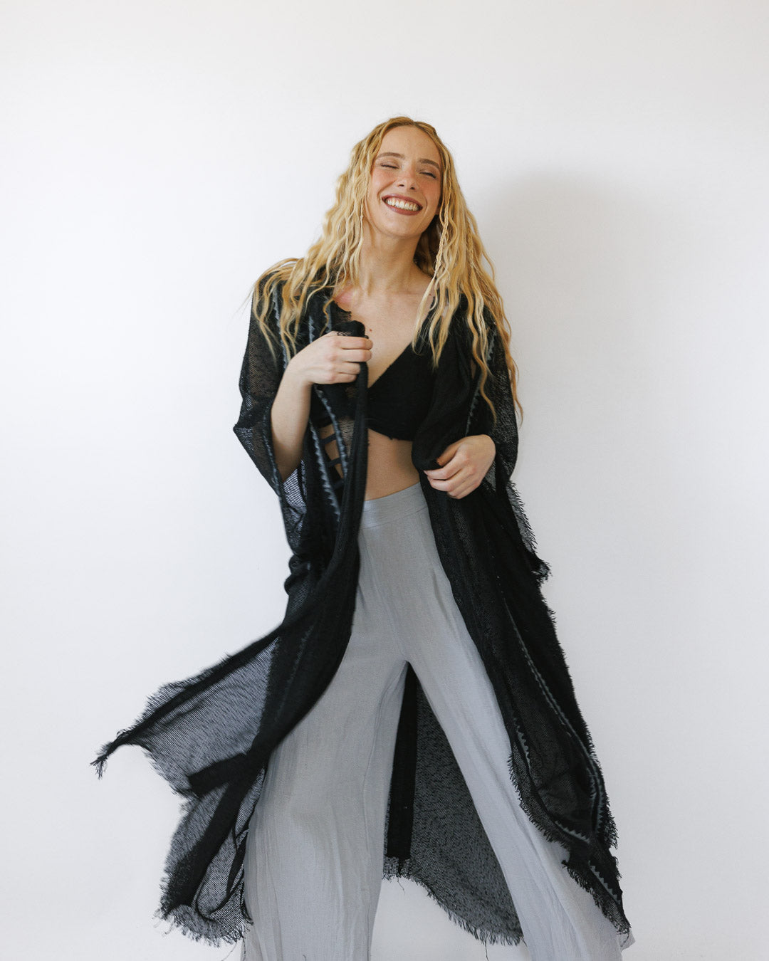 קימונו כותנת רשת שחור, בהדפס חותמות עץ ידני,  וחיתוכי סולם לצידי הגוף לאישה