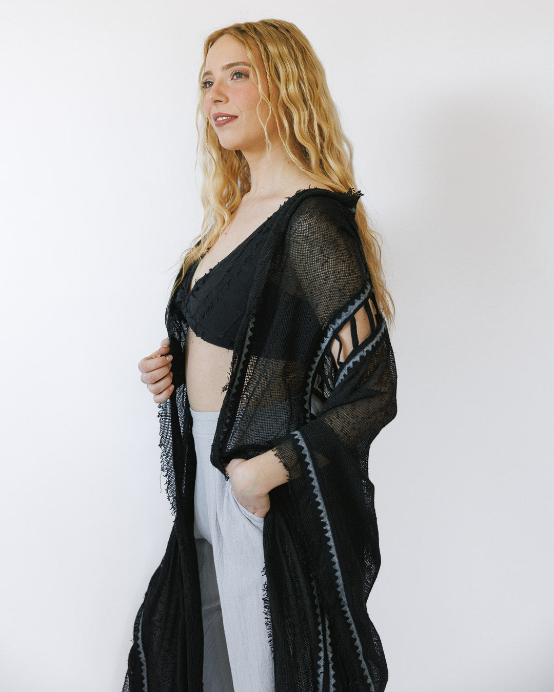 קימונו כותנת רשת שחור, בהדפס חותמות עץ ידני,  וחיתוכי סולם לצידי הגוף לאישה