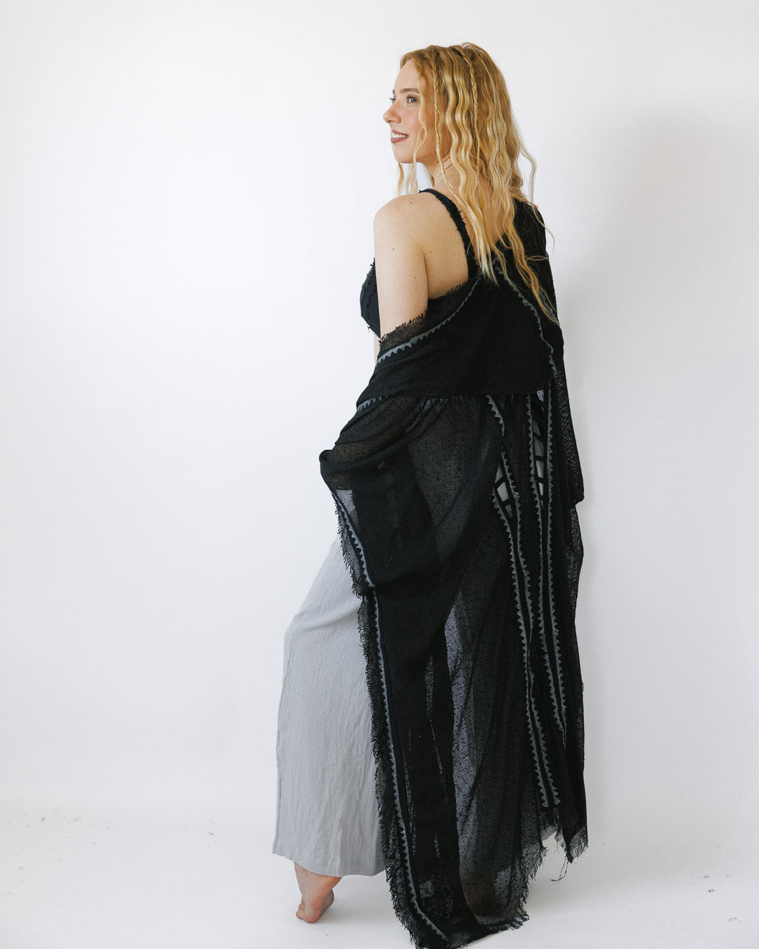 קימונו כותנת רשת שחור, בהדפס חותמות עץ ידני,  וחיתוכי סולם לצידי הגוף לאישה