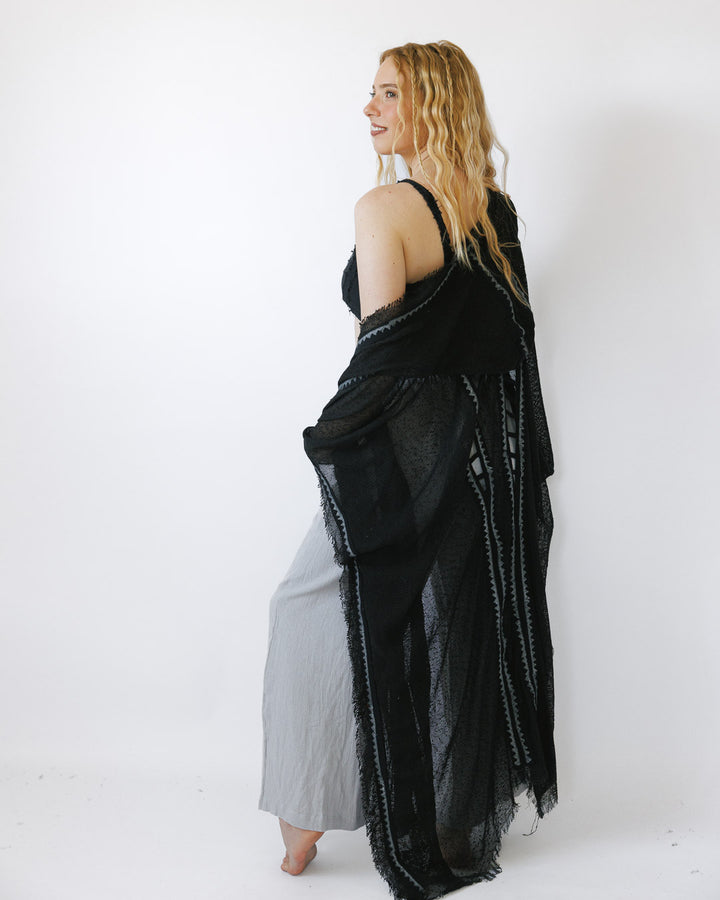 קימונו כותנת רשת שחור, בהדפס חותמות עץ ידני,  וחיתוכי סולם לצידי הגוף לאישה