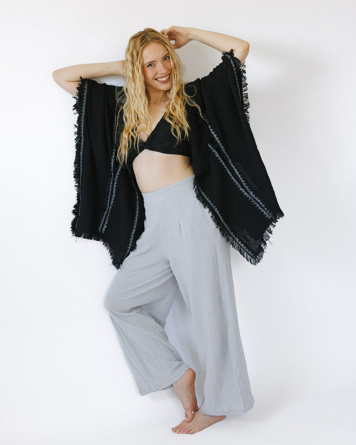 קימונו כותנת פיקה קצר שחור, חיתוכי סולם, בהדפס בלוק־פרינט ידני (חותמות עץ) לאישה