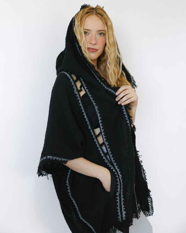 קימונו כותנת פיקה קצר שחור, חיתוכי סולם, בהדפס בלוק־פרינט ידני (חותמות עץ) לאישה