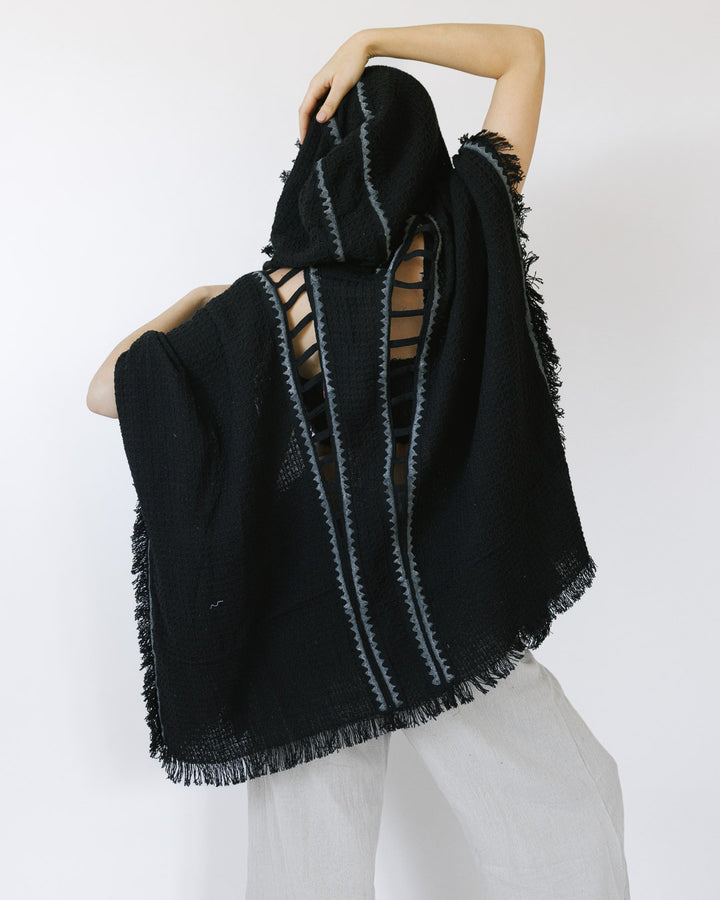 קימונו כותנת פיקה קצר שחור, חיתוכי סולם, בהדפס בלוק־פרינט ידני (חותמות עץ) לאישה