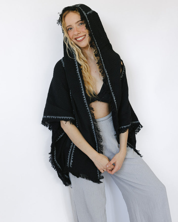 קימונו כותנת פיקה קצר שחור, חיתוכי סולם, בהדפס בלוק־פרינט ידני (חותמות עץ) לאישה