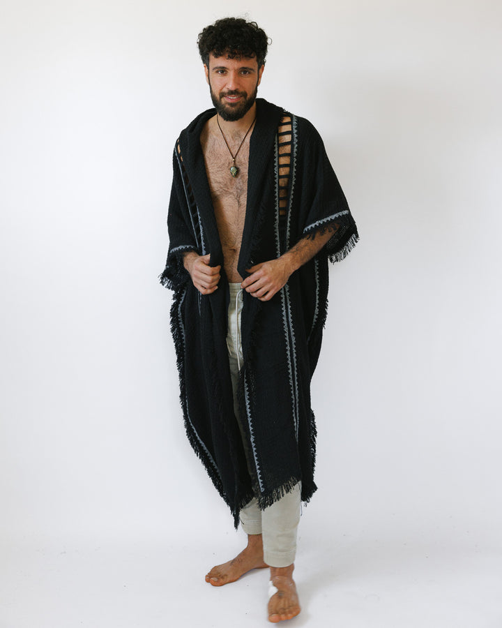 קימונו כותנת פיקה מקסי שחור, בהדפס בלוק־פרינט ידני אפור (חותמות עץ) לגבר