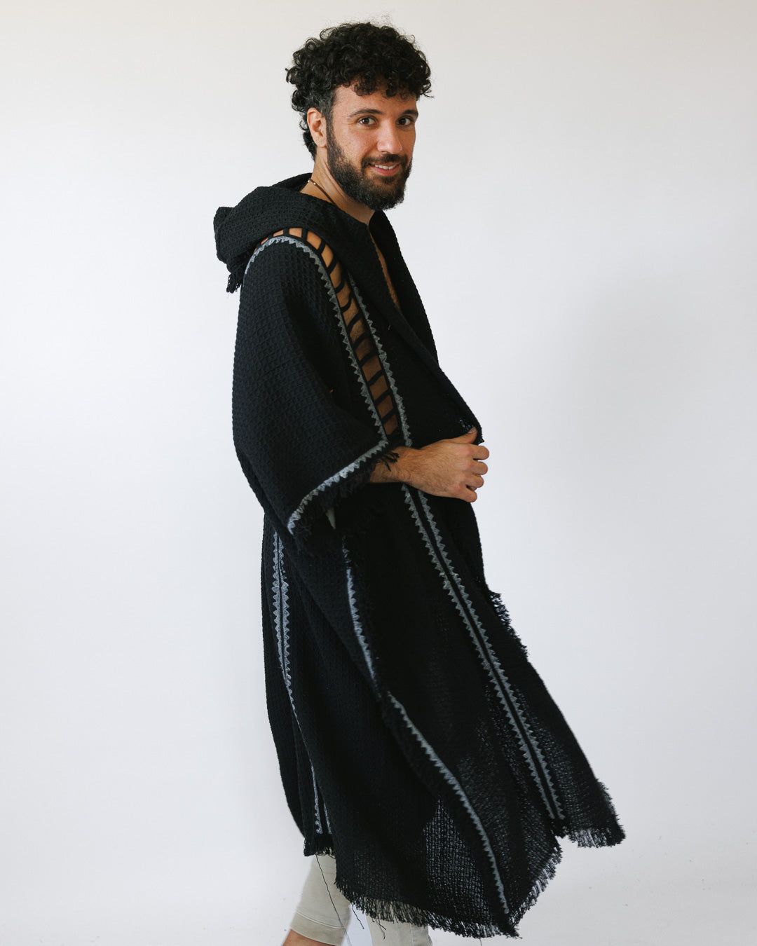 קימונו כותנת פיקה מקסי שחור, בהדפס בלוק־פרינט ידני אפור (חותמות עץ) לגבר