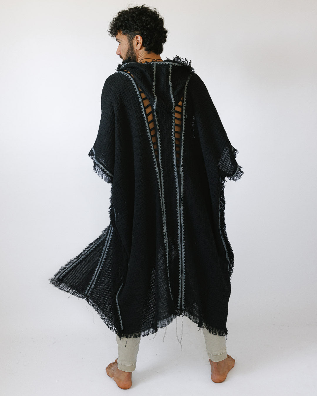 קימונו כותנת פיקה מקסי שחור, בהדפס בלוק־פרינט ידני אפור (חותמות עץ) לגבר