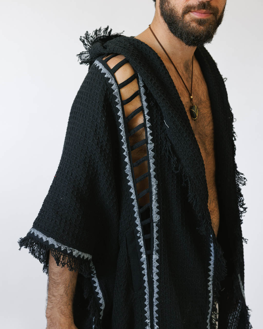 קימונו כותנת פיקה מקסי שחור, בהדפס בלוק־פרינט ידני אפור (חותמות עץ) לגבר