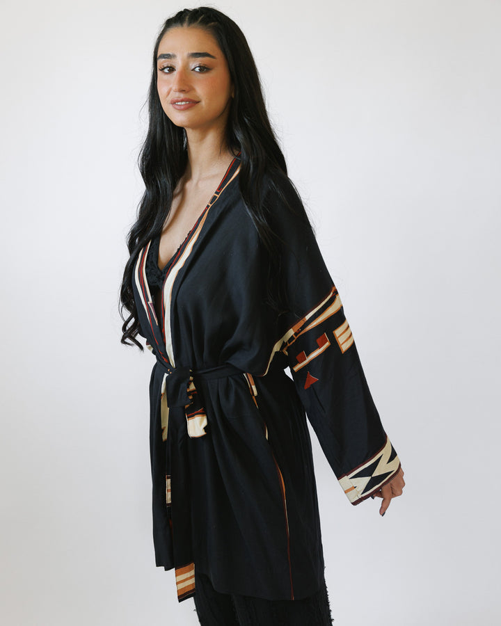 קימונו ויסקוז מידי, שרוול ארוך בהדפס שחור שבטי לאישה