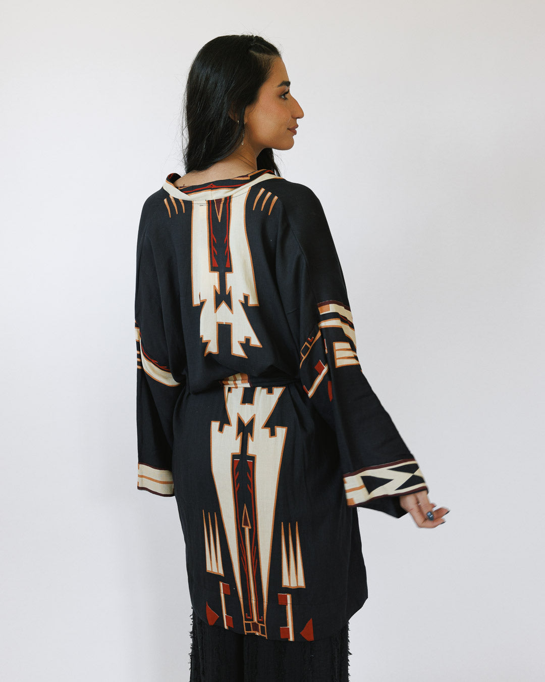קימונו ויסקוז מידי, שרוול ארוך בהדפס שחור שבטי לאישה