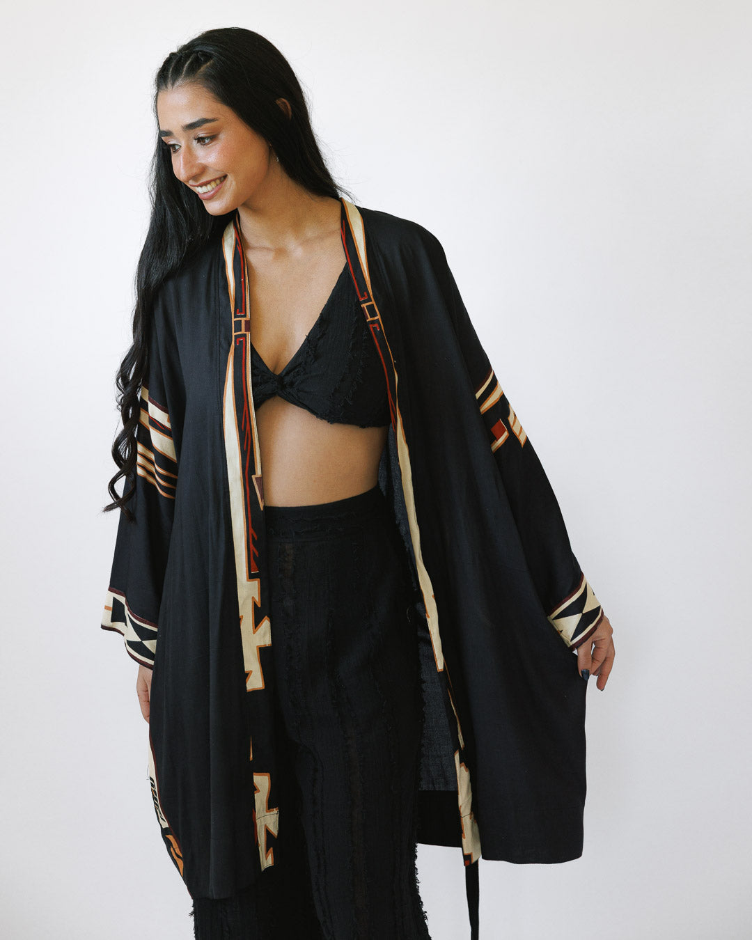 קימונו ויסקוז מידי, שרוול ארוך בהדפס שחור שבטי לאישה