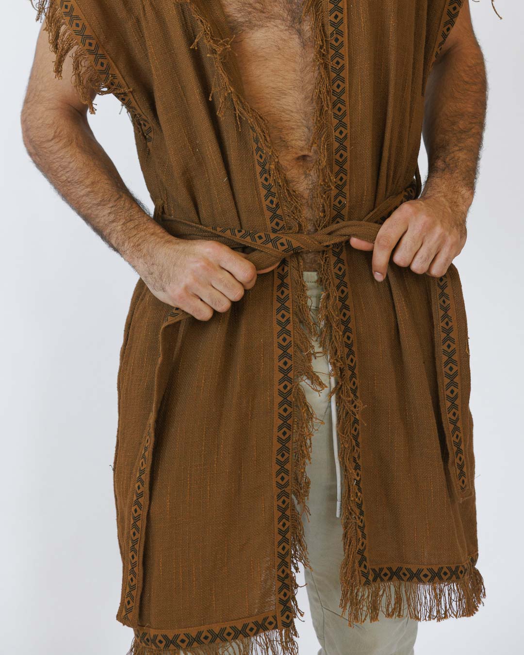 קימונו כותנה דקה קצר, מידי חום, עם קפוצון ועיטור גיאומטרי בשוליים לגבר