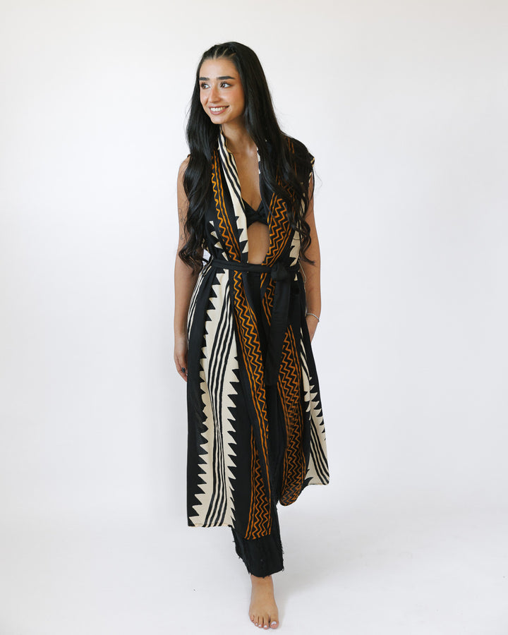 וסט ויסקוז שחור ארוך, בהדפס פסים זיגזג גאומטרי לבן-חום לאישה