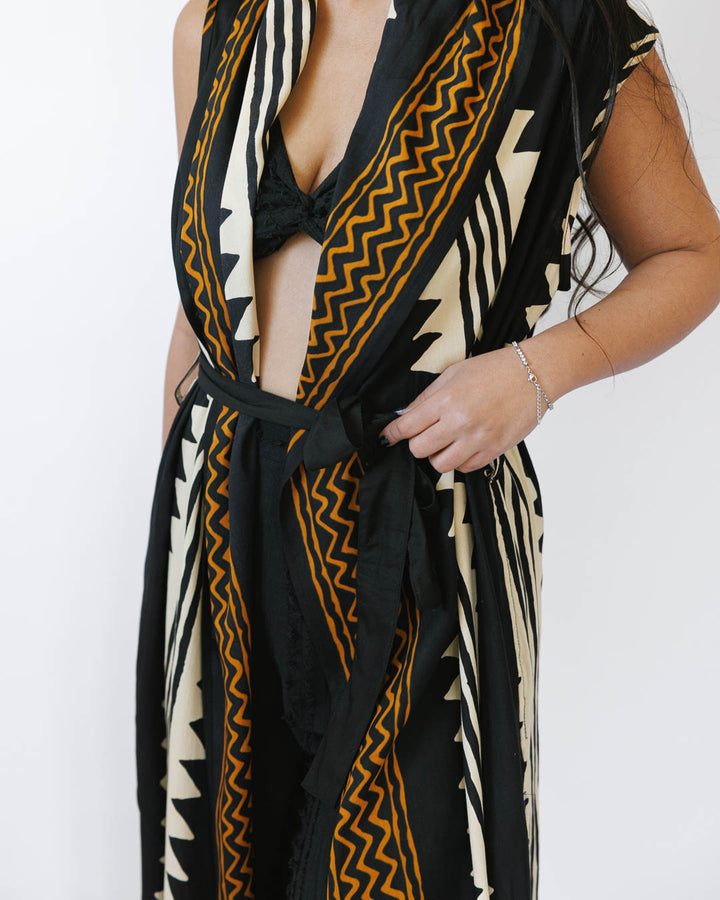 וסט ויסקוז שחור ארוך, בהדפס פסים זיגזג גאומטרי לבן-חום לאישה