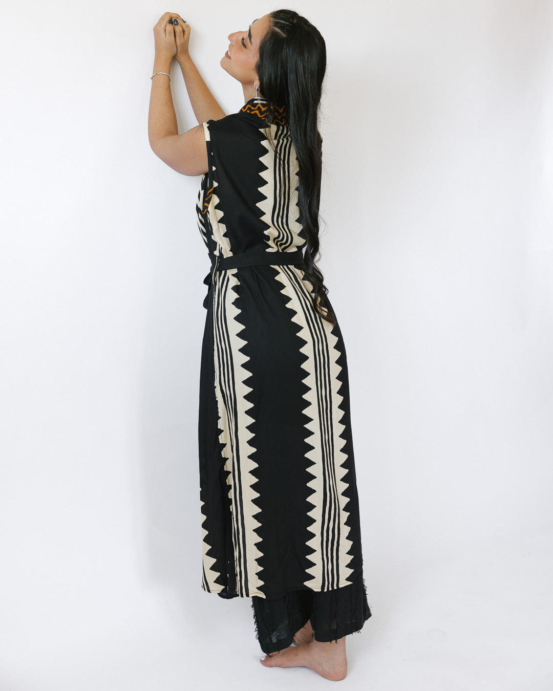 וסט ויסקוז שחור ארוך, בהדפס פסים זיגזג גאומטרי לבן-חום לאישה