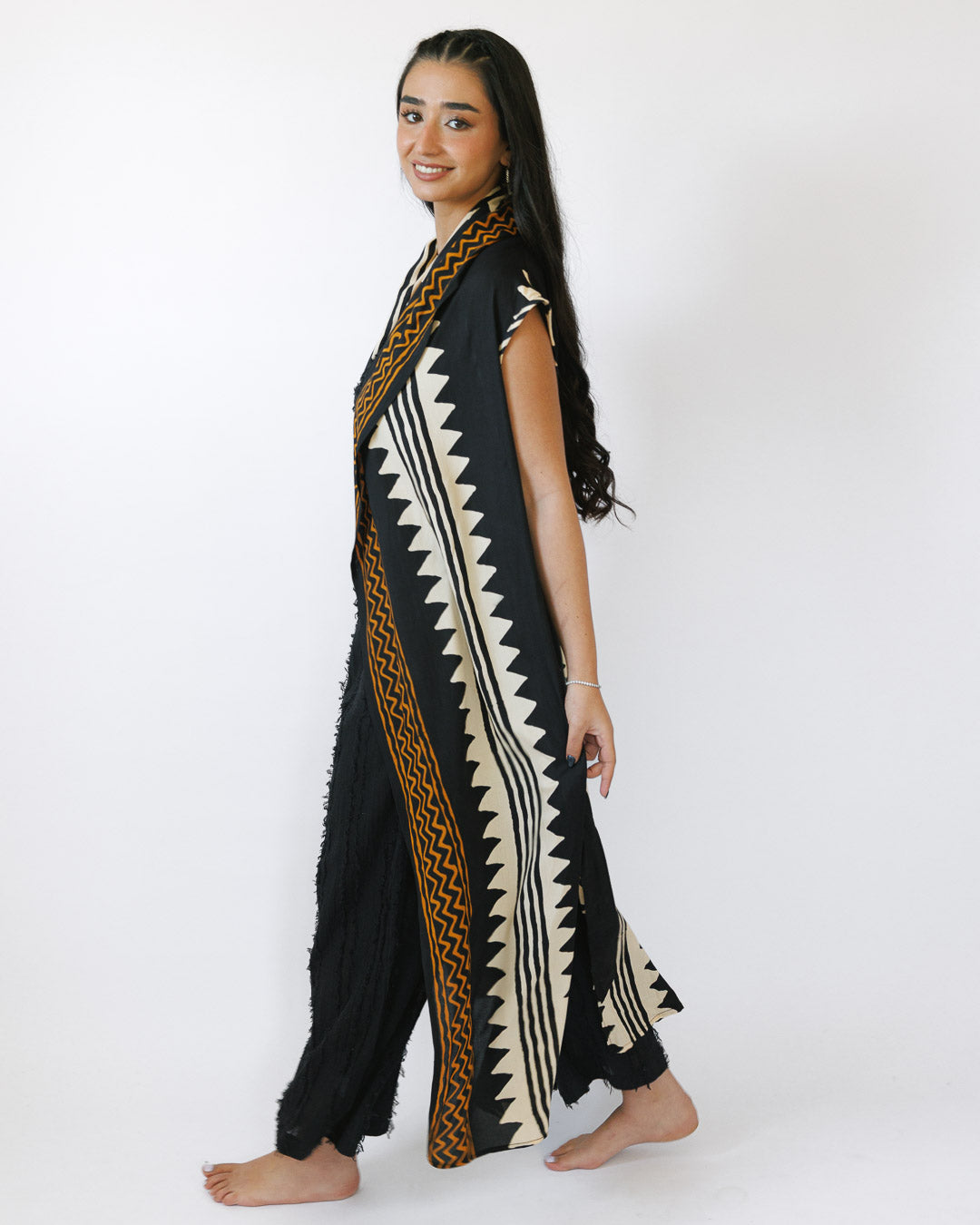 וסט ויסקוז שחור ארוך, בהדפס פסים זיגזג גאומטרי לבן-חום לאישה