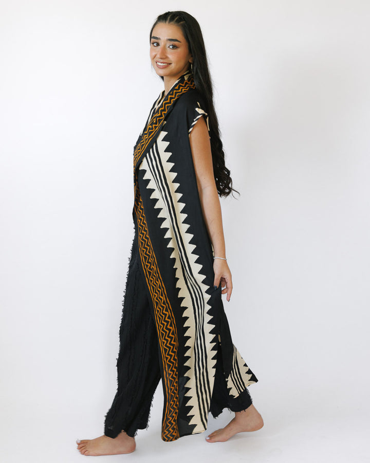 וסט ויסקוז שחור ארוך, בהדפס פסים זיגזג גאומטרי לבן-חום לאישה